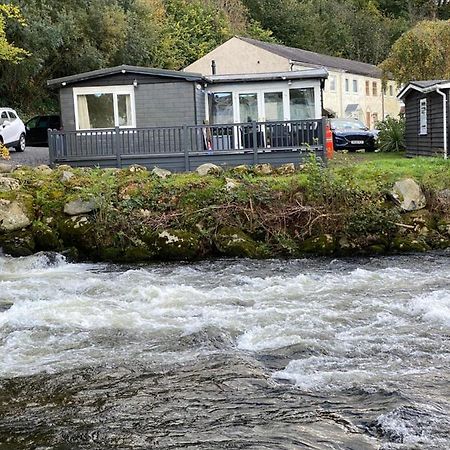 Stunning 3 Bed Riverside Cabin In Snowdonia Caeathro Exterior photo