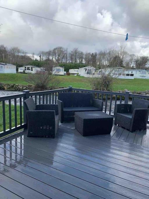 Stunning 3 Bed Riverside Cabin In Snowdonia Caeathro Exterior photo