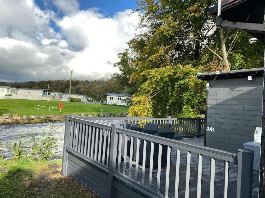 Stunning 3 Bed Riverside Cabin In Snowdonia Caeathro Exterior photo